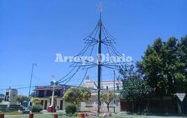 Imagen de Clima navideño. La estructura está preparada, solo resta el encendido del árbol