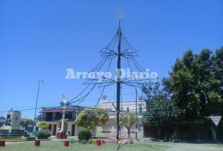 Imagen de Clima navideño. La estructura está preparada, solo resta el encendido del árbol