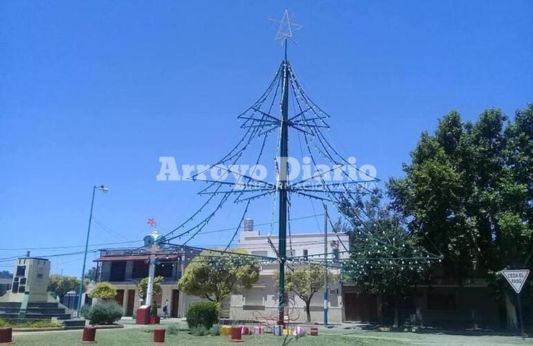 Imagen de Clima navideño. La estructura está preparada, solo resta el encendido del árbol