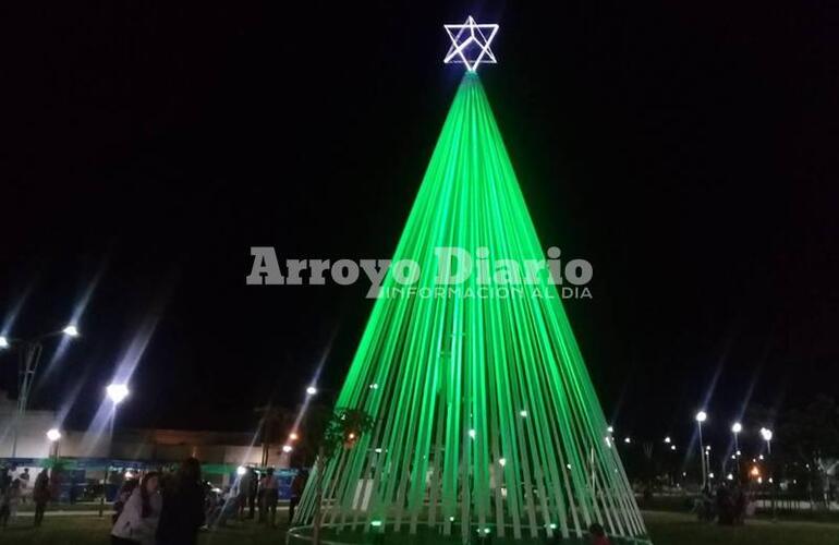 Imagen de General Lagos: El Parque Central ya viste su árbol de navidad