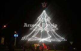 En "la parada del reloj". El árbol está ubicado en la intersección de Maiorano y Humberto Primo.