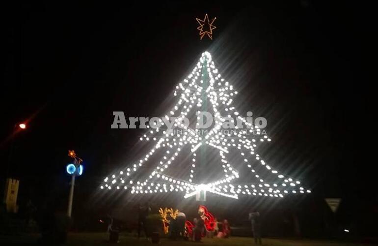 En "la parada del reloj". El árbol está ubicado en la intersección de Maiorano y Humberto Primo.