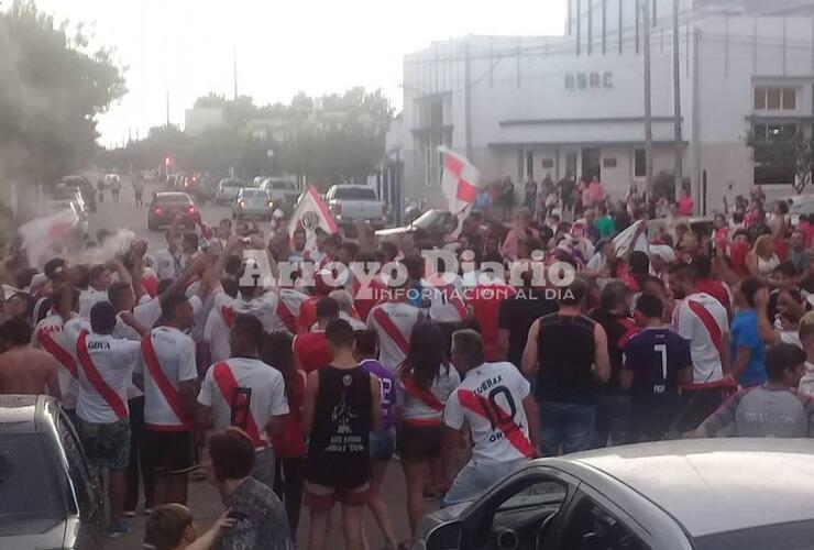 El lugar elegido. Los hinchas de River se concentraron frente a la Municipalidad.