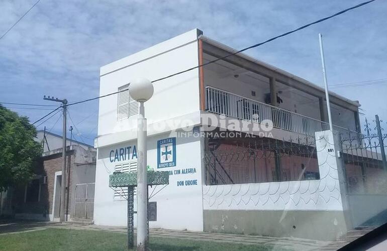 Cáritas Arroyo Seco tiene su edificio en Gálvez y Sarmiento; junto a la Capilla Santa Lucía.