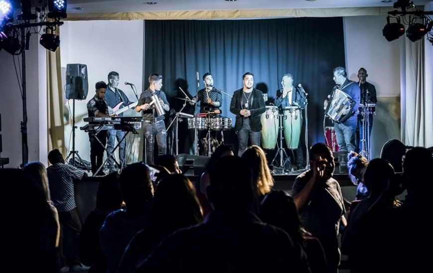 P.R.I.M.O.S la rompió e hizo bailar a todos en el Centro de Jubilados