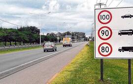 Carteles. La nueva se&ntilde;al&eacute;tica con las velocidades m&aacute;ximas permitidas ya empez&oacute; a ser colocada por Vialidad en gran parte de la traza. Foto: &Aacute;ngel Amaya