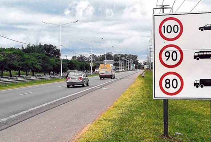 Carteles. La nueva señalética con las velocidades máximas permitidas ya empezó a ser colocada por Vialidad en gran parte de la traza. Foto: Ángel Amaya