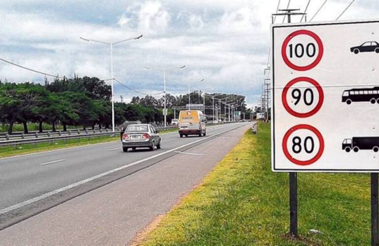 Carteles. La nueva señalética con las velocidades máximas permitidas ya empezó a ser colocada por Vialidad en gran parte de la traza. Foto: Ángel Amaya