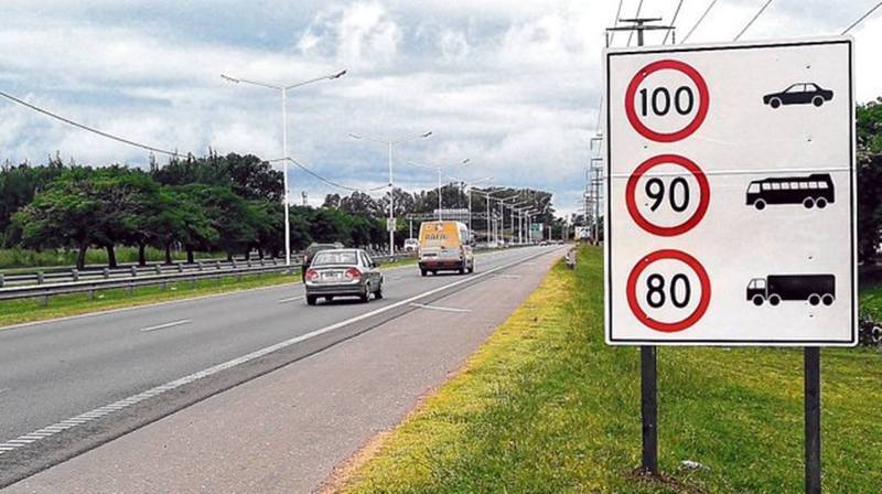 Carteles. La nueva señalética con las velocidades máximas permitidas ya empezó a ser colocada por Vialidad en gran parte de la traza. Foto: Ángel Amaya