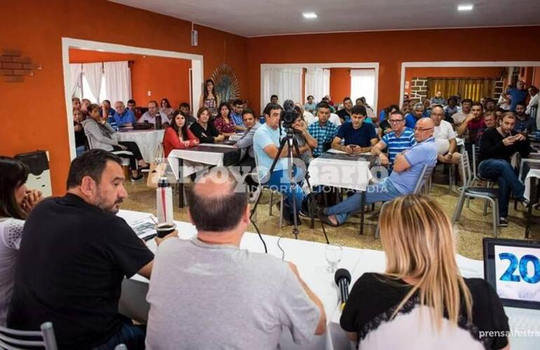Los locales tambi&eacute;n viajaron. Sergio Gaudio y Oscar Esp&iacute;ndola participan tambi&eacute;n junto a otros dirigentes de Santa Fe.