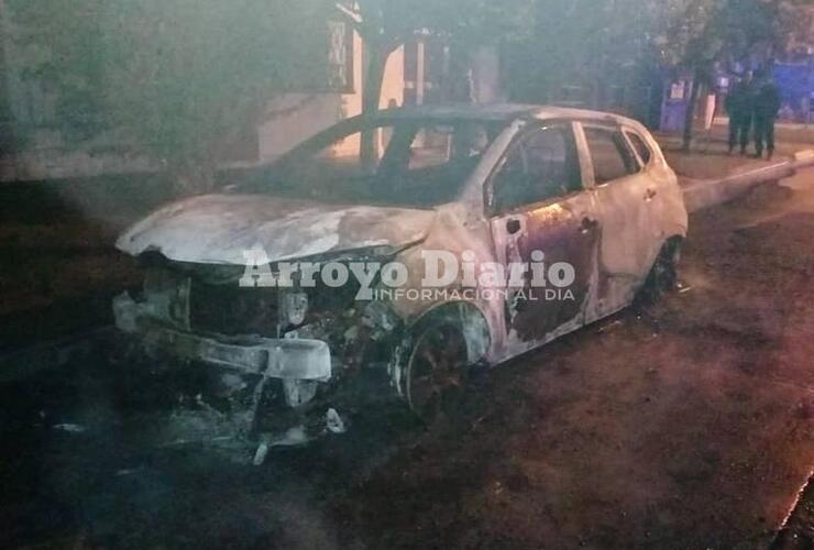 Imagen de Incendio de un automóvil estacionado en vía pública