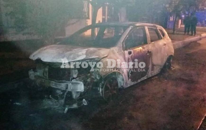 Imagen de Incendio de un autom&oacute;vil estacionado en v&iacute;a p&uacute;blica