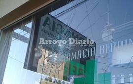Imagen de Da&ntilde;os a la vidriera de una farmacia