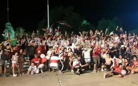 Unos doscientos hinchas se juntaron para seguir celebrando.