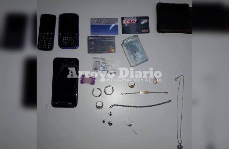 El secuestro. Los elementos que ten&iacute;a en su poder este sujeto y que pertenec&iacute;an a las v&iacute;ctimas del robo.