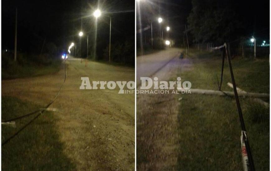 Imagen de Barrio Puerto: Se cayeron postes de Telecom y Protecci&oacute;n Civil acudi&oacute; tras el llamado