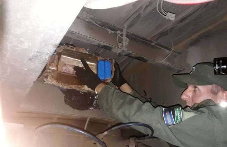 Imagen de Decomisan m&aacute;s de 20 kilos de coca&iacute;na ocultos en el semirremolque de un cami&oacute;n