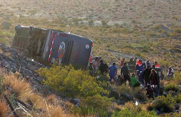 Imagen de Volcó un micro en la alta montaña y hay al menos 3 muertos