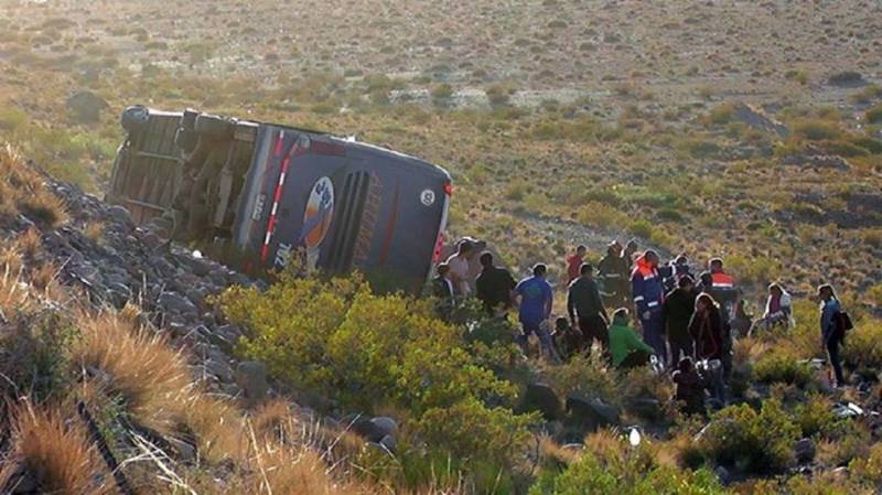 Imagen de Volcó un micro en la alta montaña y hay al menos 3 muertos