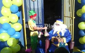 Este papá Noel se vistió de azul y oro