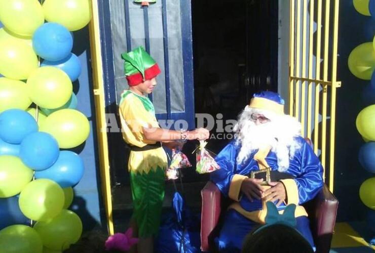 Este papá Noel se vistió de azul y oro