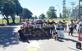 En el lugar del accidente. El acto tuvo lugar en el lugar donde ocurri&oacute; el siniestro vial.