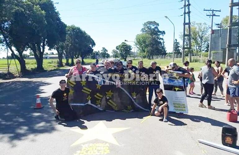 En el lugar del accidente. El acto tuvo lugar en el lugar donde ocurrió el siniestro vial.