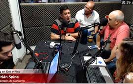 Adri&aacute;n Spina, junto al equipo de "Dos & Pico"