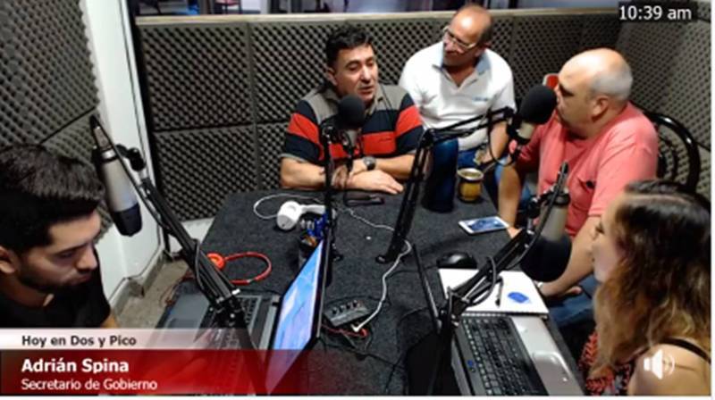 Adri&aacute;n Spina, junto al equipo de "Dos & Pico"