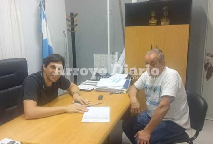 Stangoni entregó en persona el subsidio al presidente de la Cooperativa, Pedro Panelli.