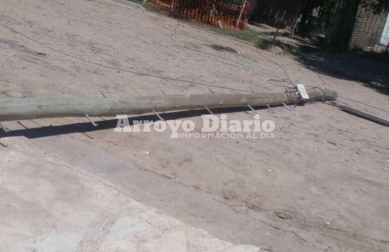 Imagen de Se cayó un poste en el medio la calle