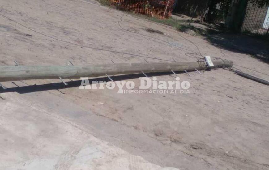 Imagen de Se cay&oacute; un poste en el medio la calle