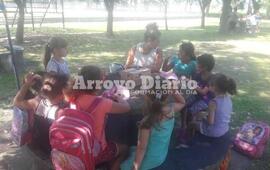 Unos cien niños asisten a la colonia. Es gratis y hay cupos.