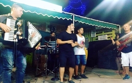 En el barrio es mejor: P.R.I.M.O.S. toc&oacute; y bail&oacute; junto a su gente en plena calle