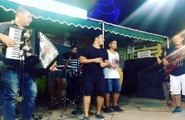 En el barrio es mejor: P.R.I.M.O.S. tocó y bailó junto a su gente en plena calle