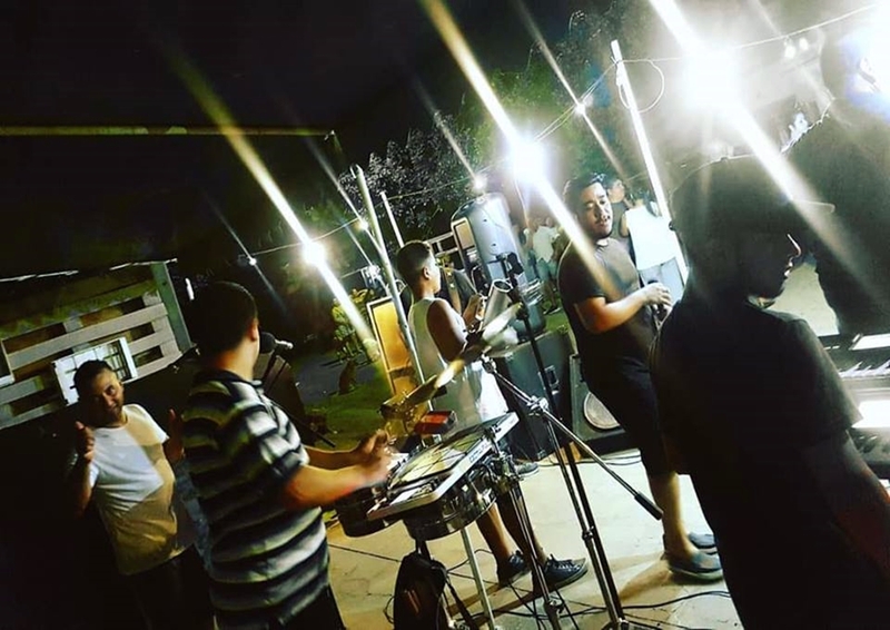 En el barrio es mejor: P.R.I.M.O.S. tocó y bailó junto a su gente en plena calle