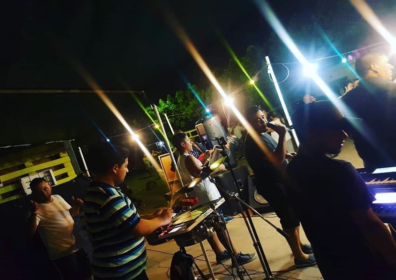 En el barrio es mejor: P.R.I.M.O.S. tocó y bailó junto a su gente en plena calle