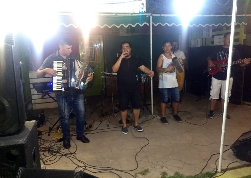 En el barrio es mejor: P.R.I.M.O.S. tocó y bailó junto a su gente en plena calle