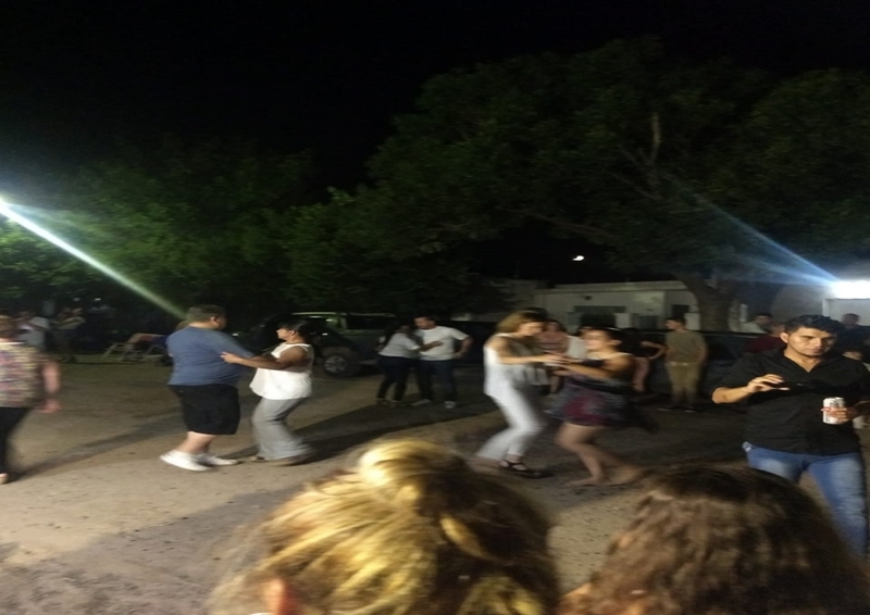 En el barrio es mejor: P.R.I.M.O.S. tocó y bailó junto a su gente en plena calle