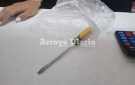 Se lo olvidaron. Tras el atraco, uno de los malvivientes dej&oacute; tirado el destornillador que llevaba.