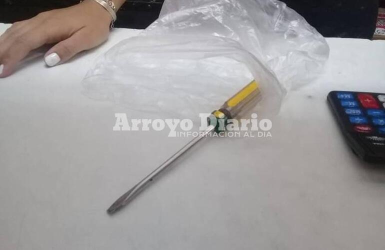 Se lo olvidaron. Tras el atraco, uno de los malvivientes dej&oacute; tirado el destornillador que llevaba.