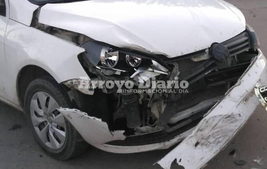 Así quedó uno de los coches tras el accidente de esta tarde.