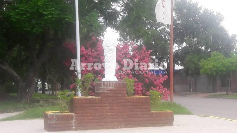 Imagen de Barrio G&uuml;emes: La imagen de la virgen volvi&oacute; a su lugar