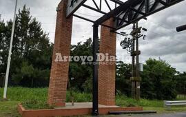 El vehículo dobló el arco de ingreso oeste.