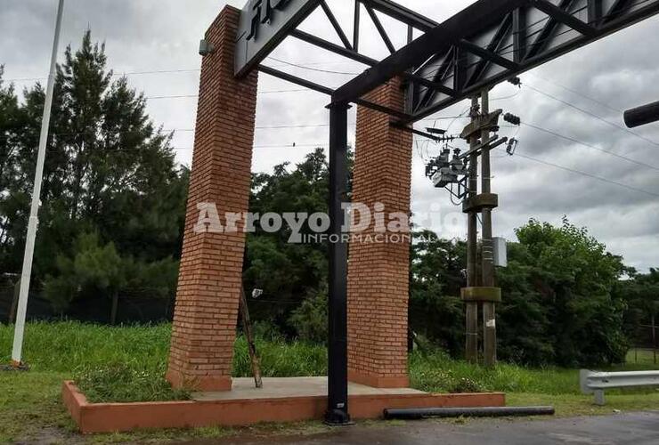 El vehículo dobló el arco de ingreso oeste.