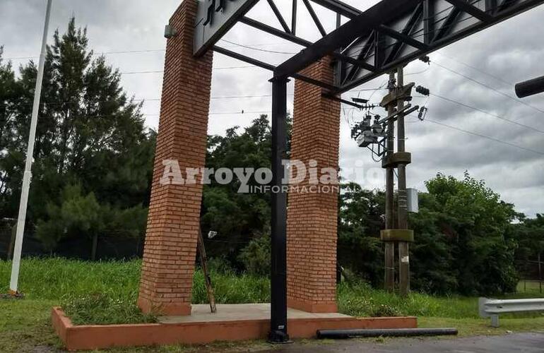 El vehículo dobló el arco de ingreso oeste.