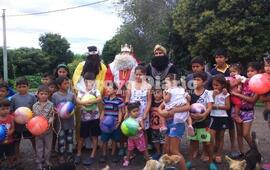 Los reyes magos recorrieron diferentes barrios del pueblo.