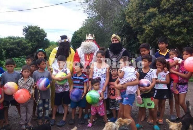 Los reyes magos recorrieron diferentes barrios del pueblo.