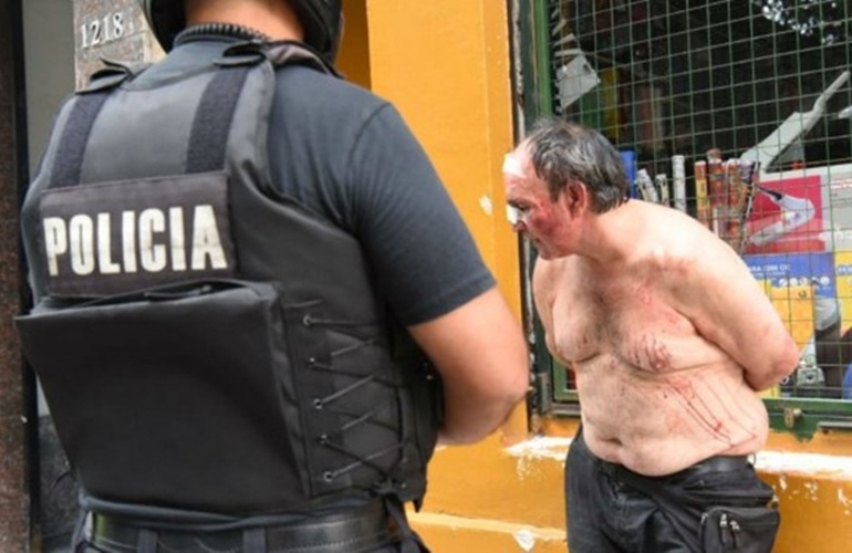 En Rosario. El ladrón recibió una verdadera paliza. Fue esta mañana en pleno microcentro. Foto: La Capital / Sebastián S. Meccia.