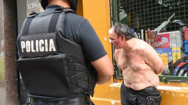 En Rosario. El ladrón recibió una verdadera paliza. Fue esta mañana en pleno microcentro. Foto: La Capital / Sebastián S. Meccia.